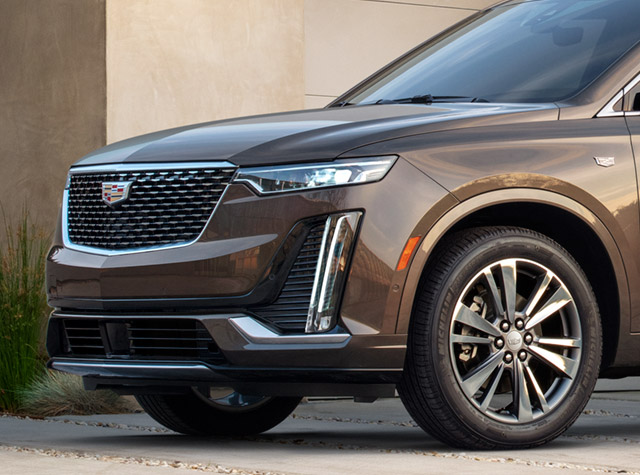 2020 Cadillac XT6 front end parked in driveway