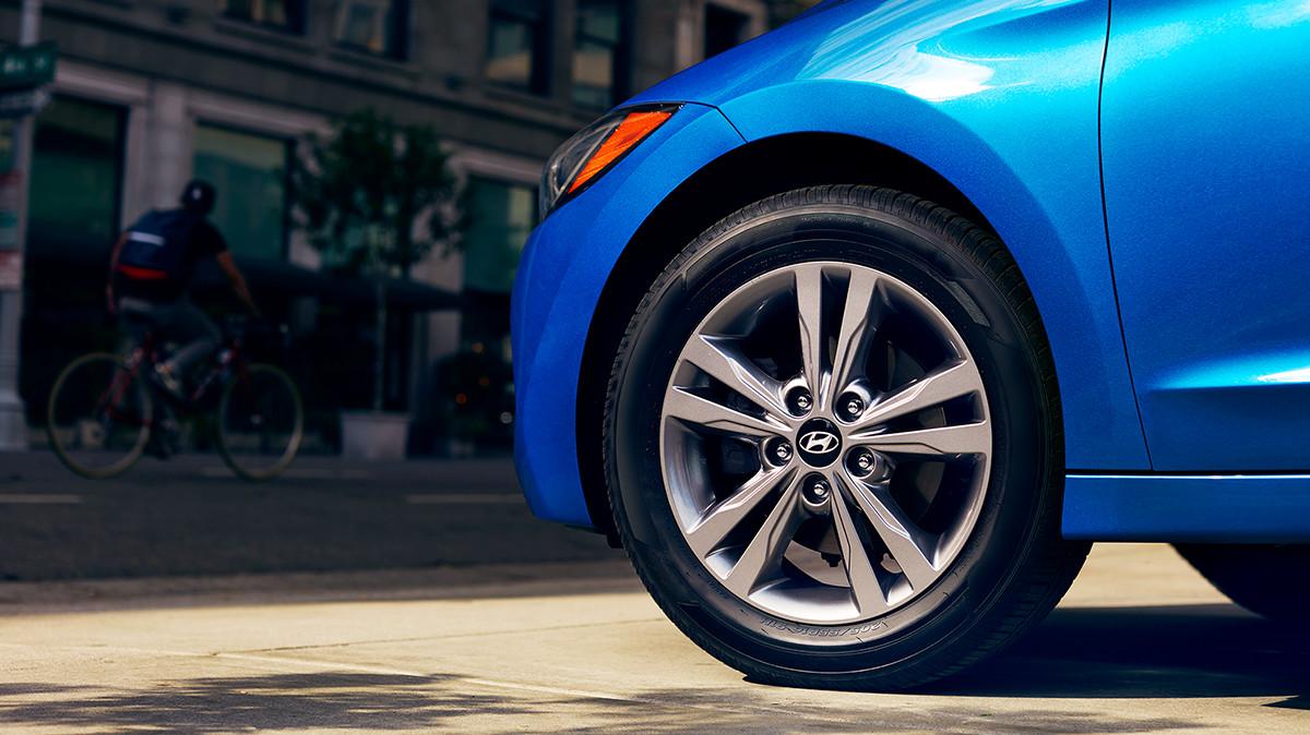 2017 Hyundai Elantra five-spokes wheels.