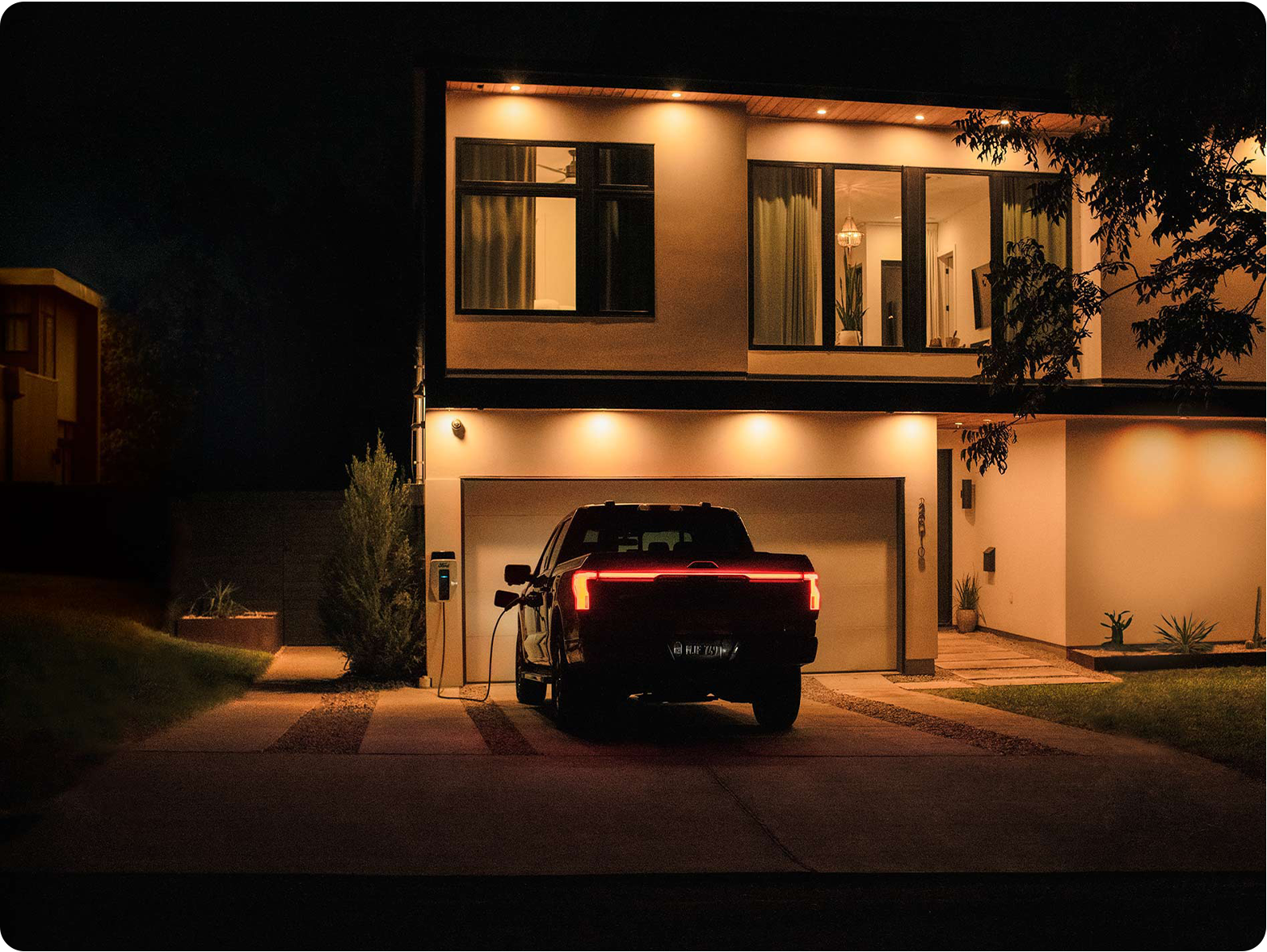 An F-150 Lightning® provides Intelligent Backup Power to a home
