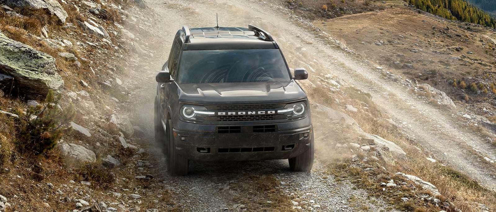 The Ford Bronco 2022 is dashing through the mountains.