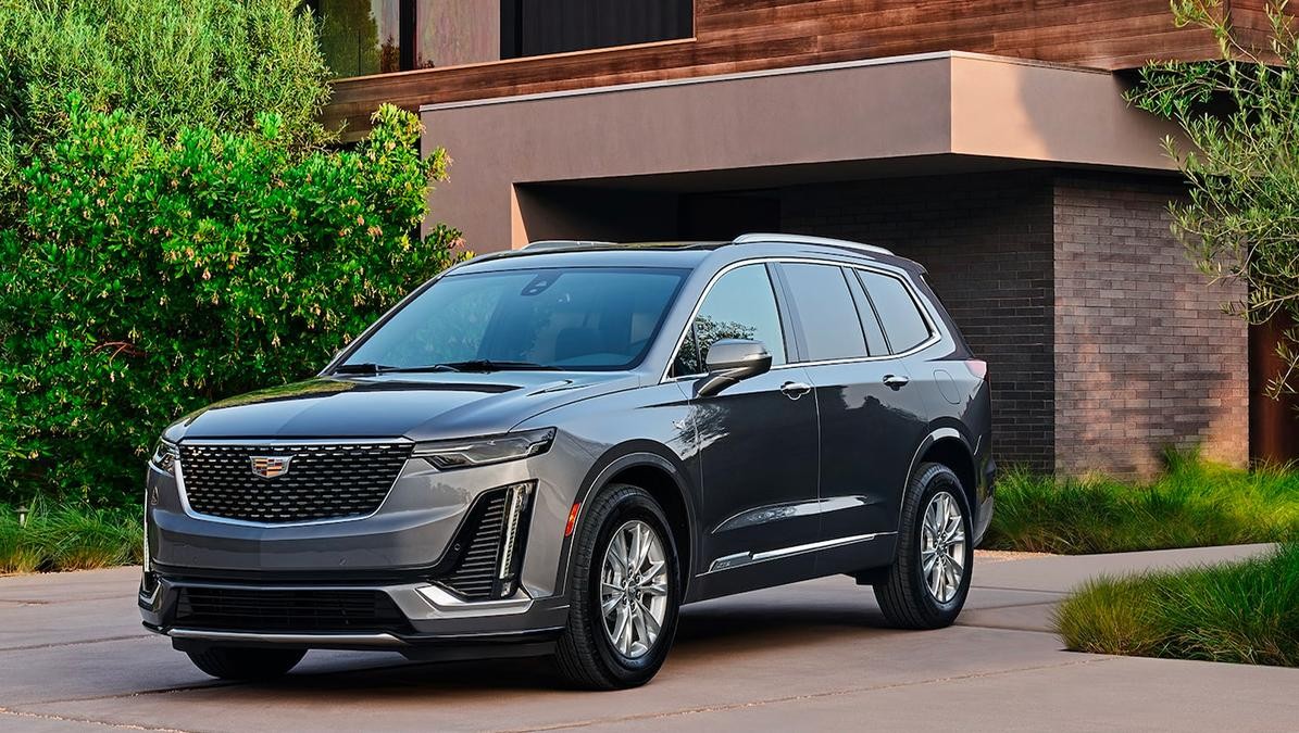 2022 Grey XT6 view parked on driveway