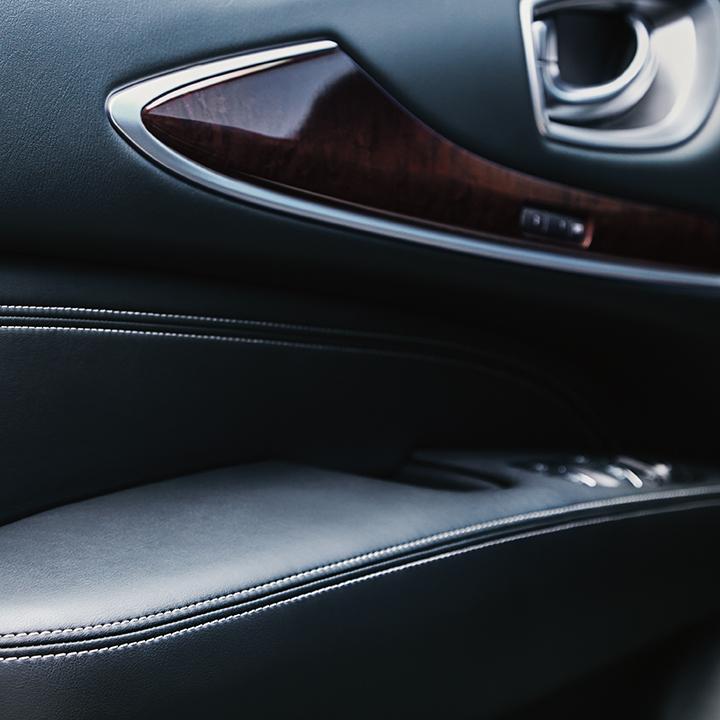 Close-up view of the interior door with wood trim on an INFINITI QX60.