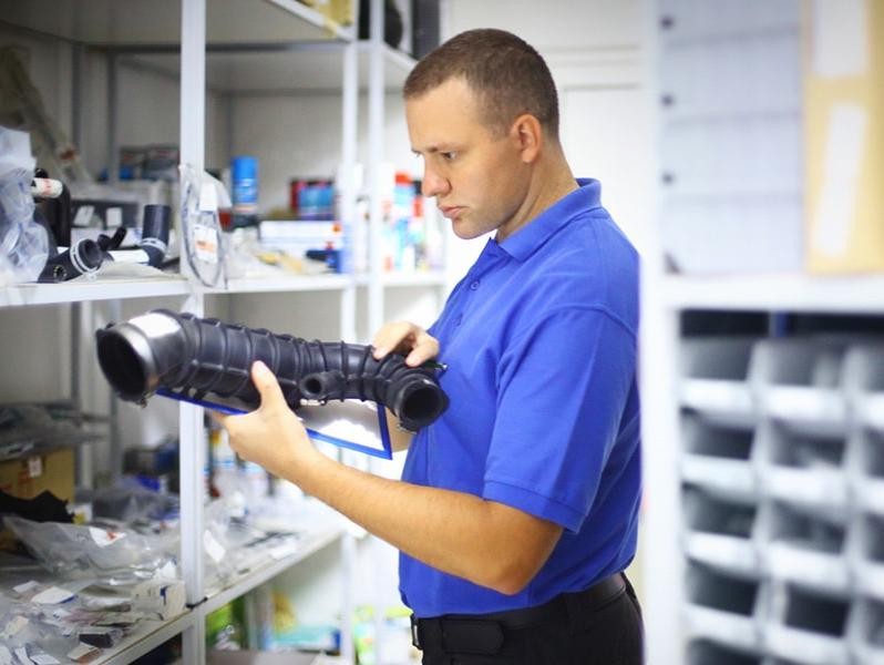 Parts advisor in a stock room