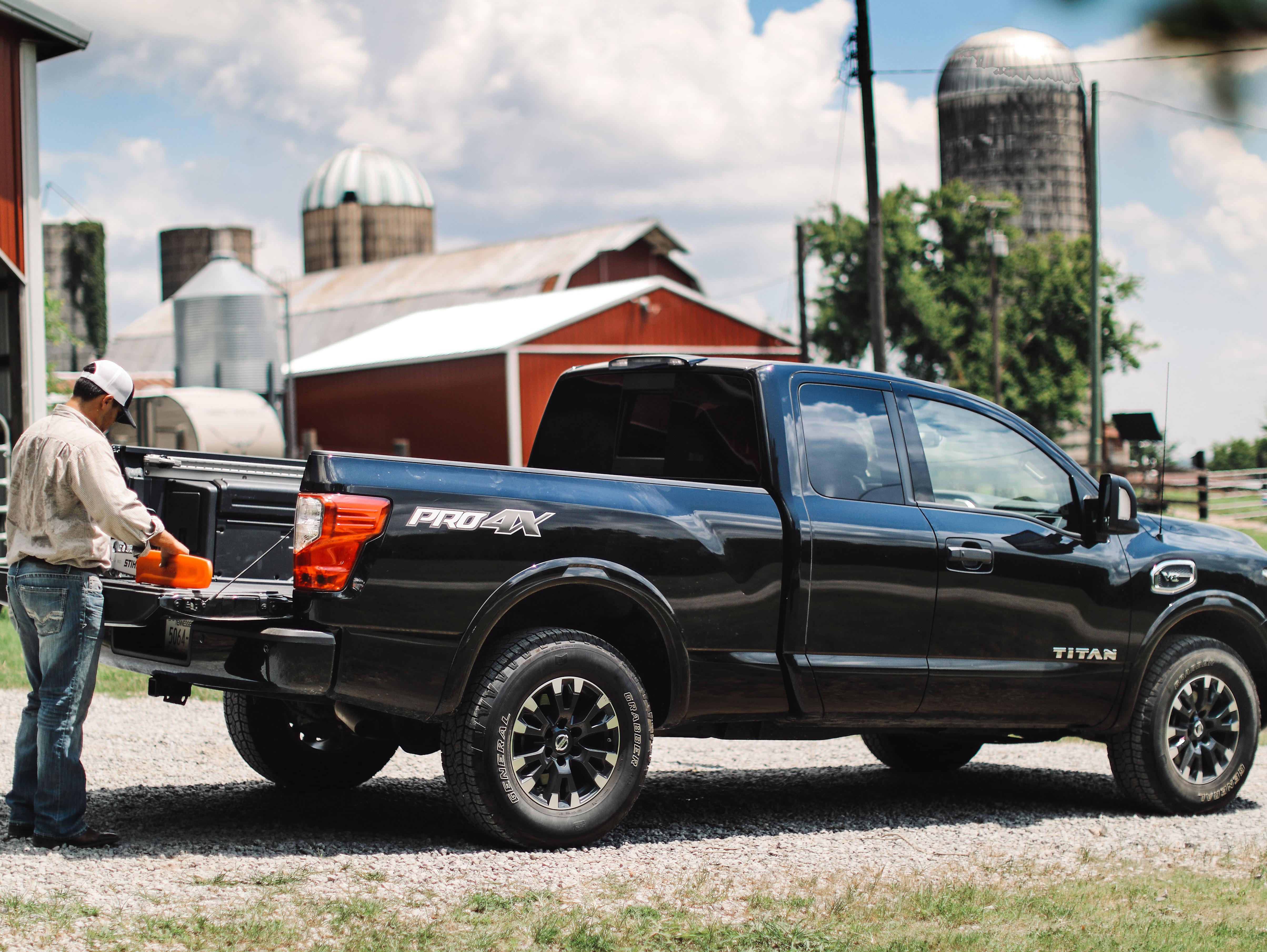 2017 nissan titan vs toyota tundra