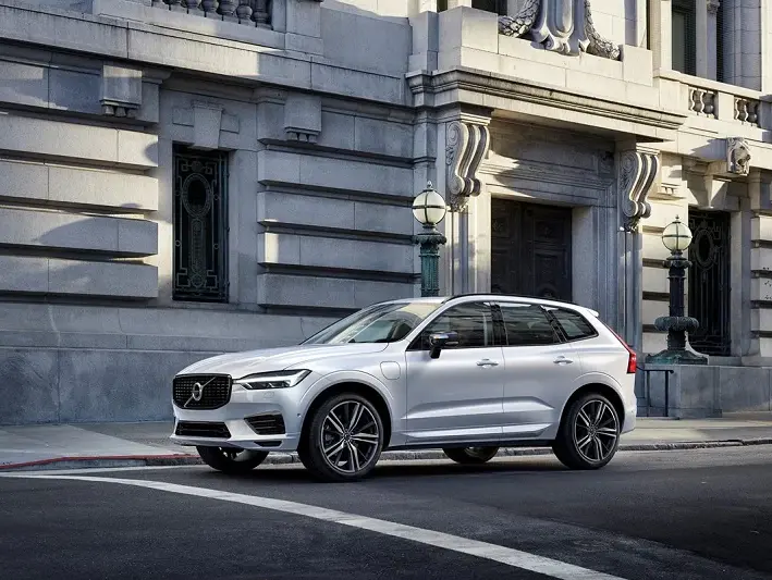 2021 Volvo XC60 driving in the city