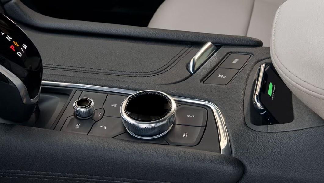 2023 Cadillac XT5 Center console controls