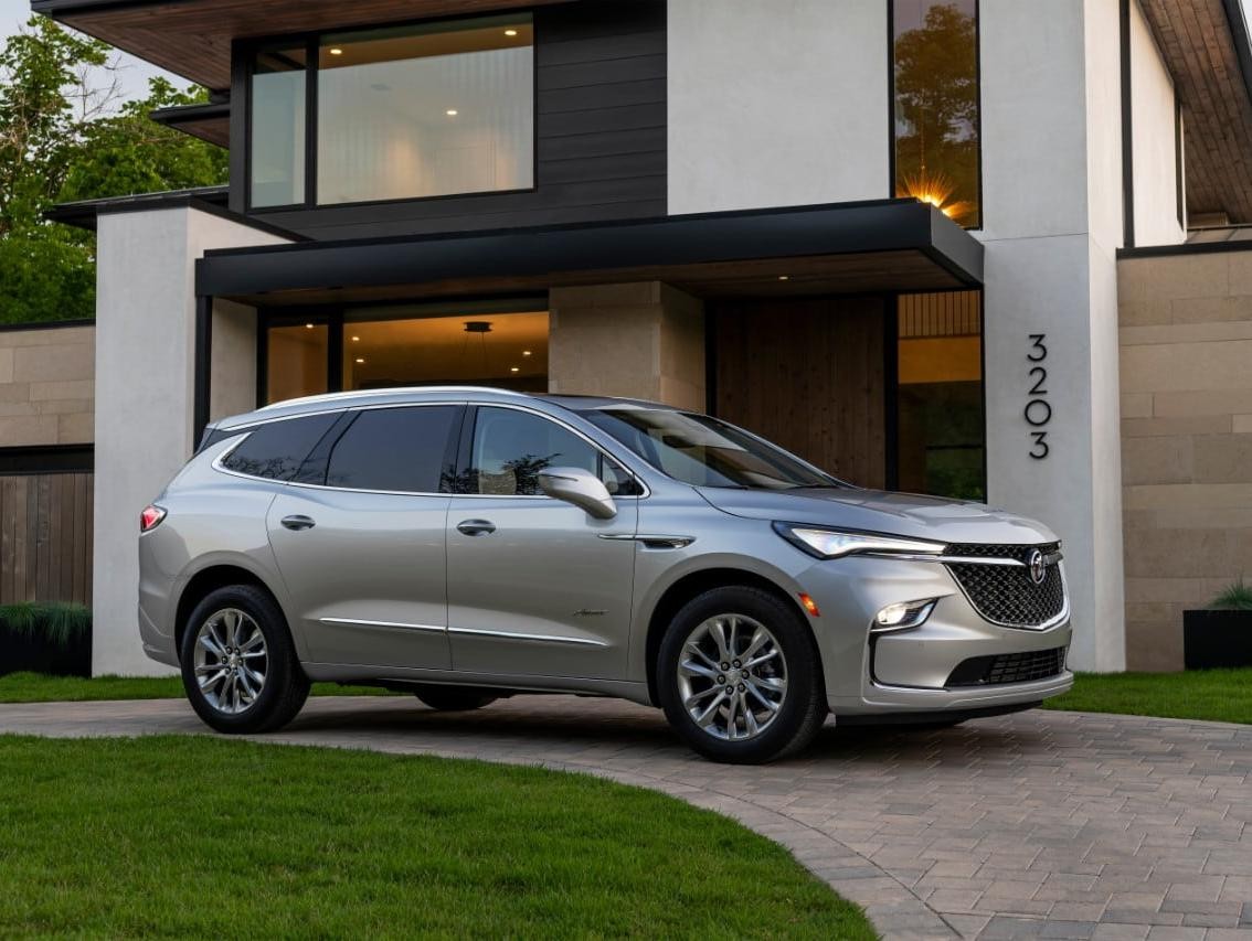 2022 Buick Enclave Avenir side exterior view