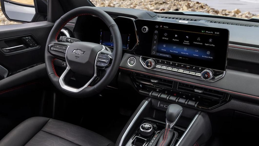 2023 Chevy Colorado Driver side cockpit