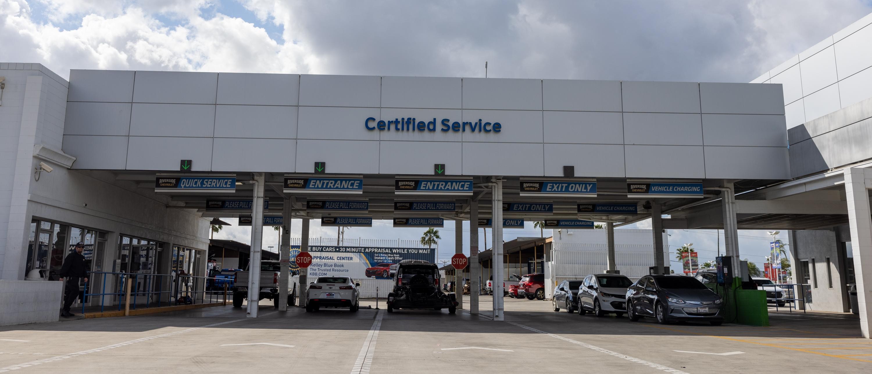 Chevrolet Certified Service Employee handing keys to women.