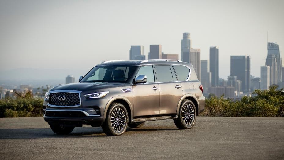 The 2022 INFINITI QX80 SENSORY 4WD presented in Anthracite Gray.